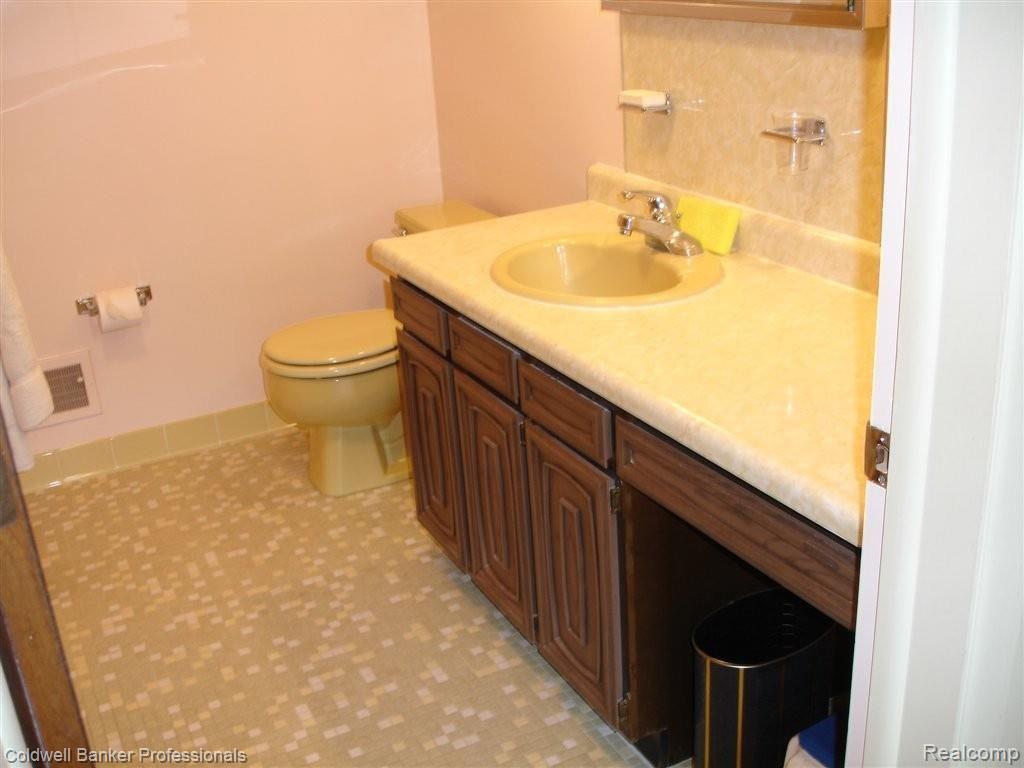 6721 Inkster Road Bloomfield Hills, MI 48301 - Photo 23 of 24 Hall Bath