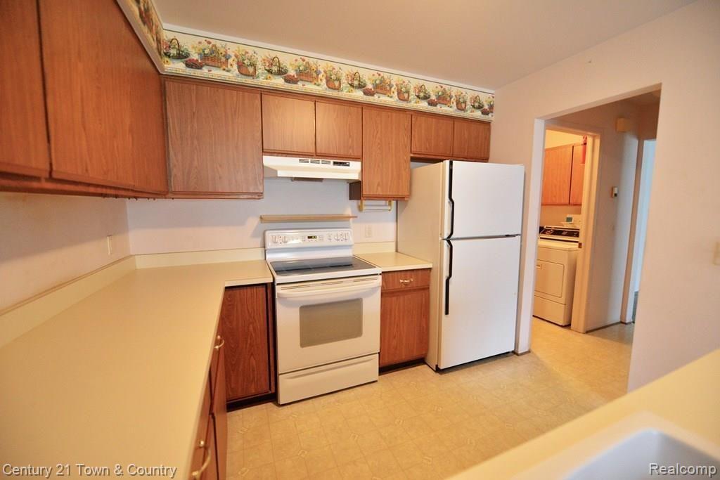 683 Tennyson, Unit 31 Rochester, MI 48307 - Photo 3 of 48 All appliances stay!