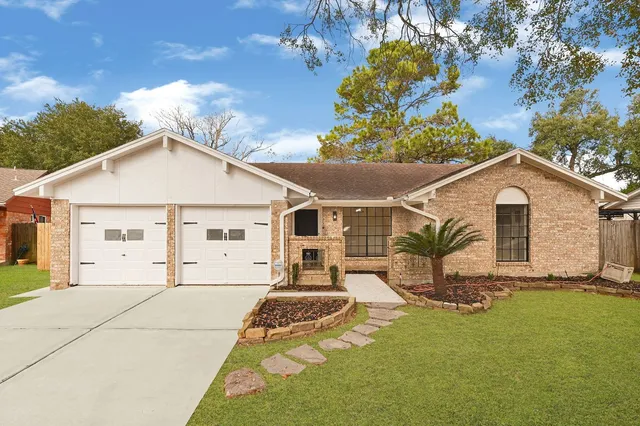 $304,900 | 5007 Colmesneil Drive, Pearland, TX 77584