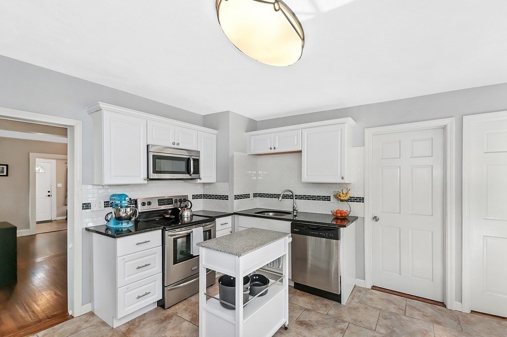 19 Edgehill Road Saugus, MA 01906 - Photo 9 of 22 Gallery Image 9