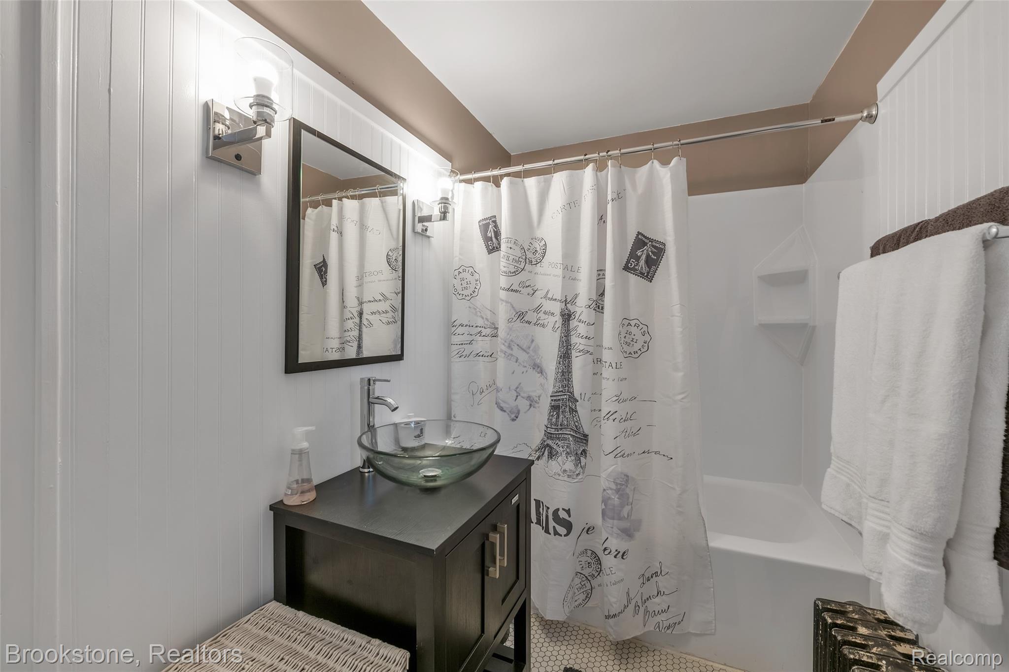 4700 Auburn Road Utica, MI 48317 - Photo 20 of 33 27-4700-Auburn-Rd-WindowStill-Real-Estate-Photography-21.jpg