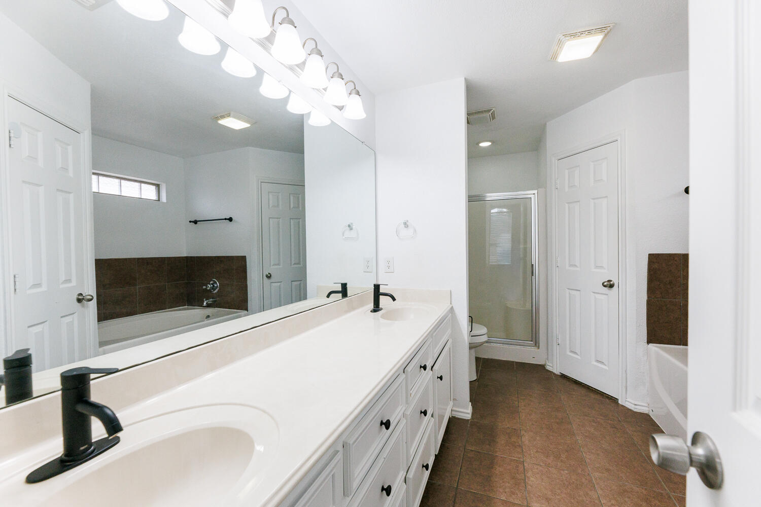 6906 37th Street Lubbock, TX 79407 - Photo 24 of 50 Primary Bathroom