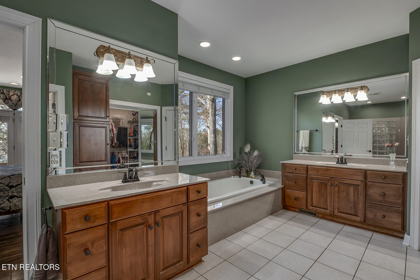 207 Amega Trace Loudon, TN 37774 - Photo 26 of 60 26_AmegaTrace_207_MasterBath02