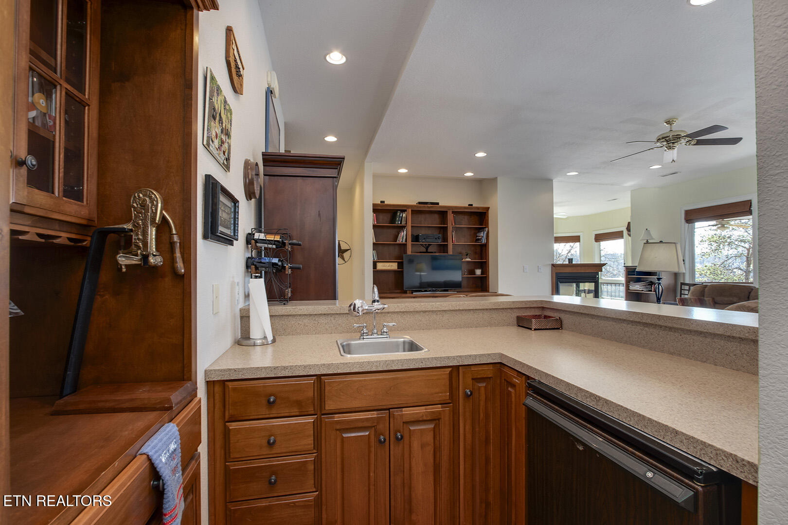 207 Amega Trace Loudon, TN 37774 - Photo 44 of 60 44_AmegaTrace_207_WetBar02