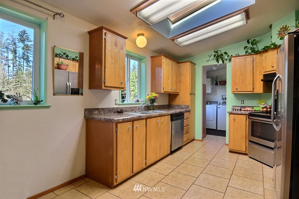 4058 Southwest Hunter Road Port Orchard, WA 98367 - Photo 4 of 17 Gallery Image 4