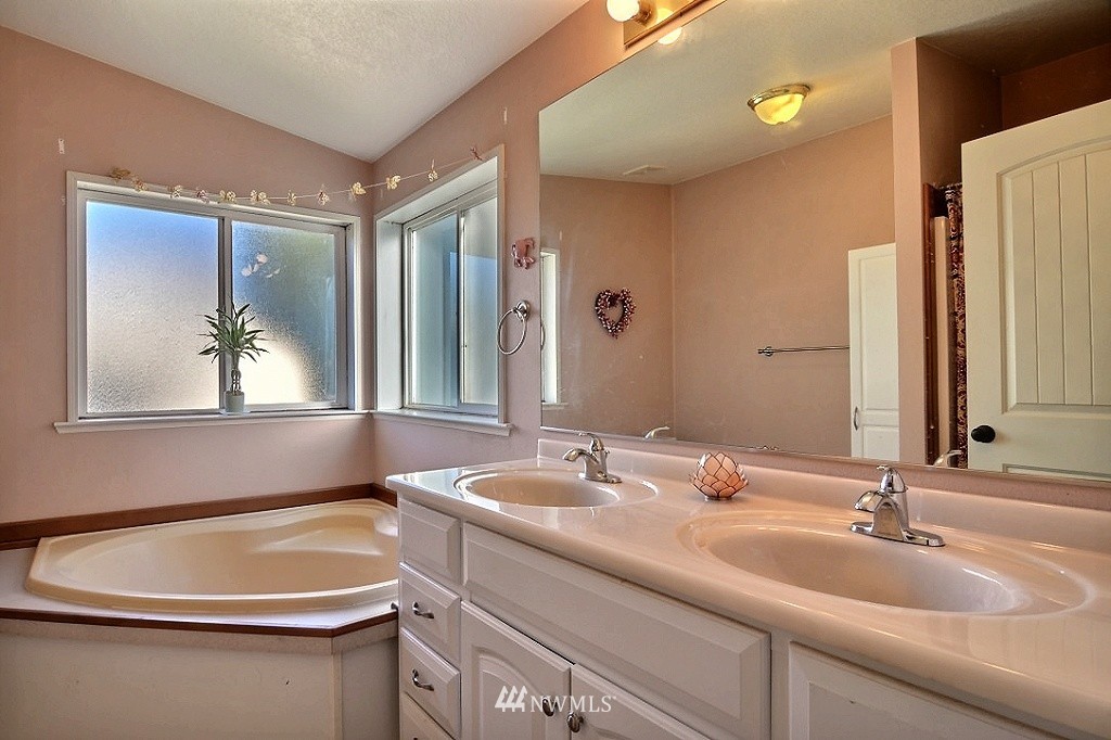 4058 Southwest Hunter Road Port Orchard, WA 98367 - Photo 10 of 17 Gallery Image 10