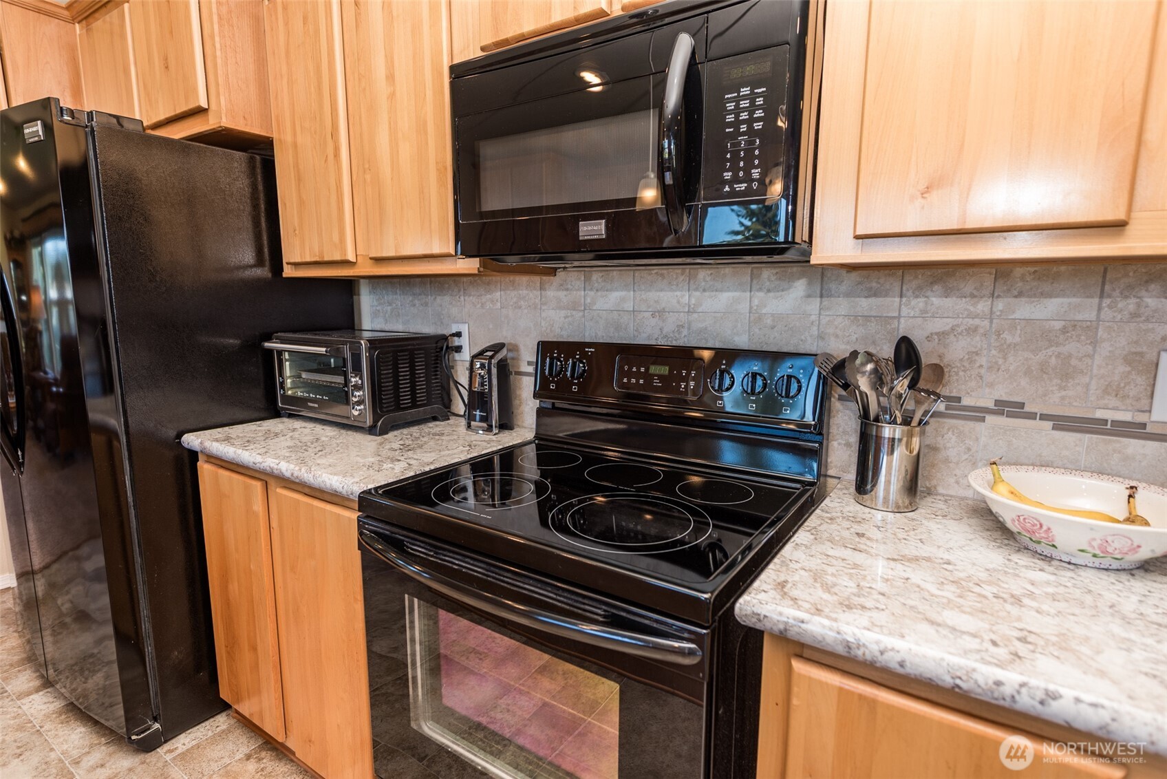 25 Michelle Lane Sequim, WA 98382 - Photo 21 of 38 a kitchen with stainless steel appliances granite countertop a stove a microwave and a sink