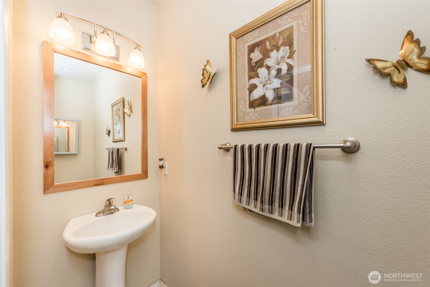 25 Michelle Lane Sequim, WA 98382 - Photo 28 of 38 a bathroom with a sink and a mirror