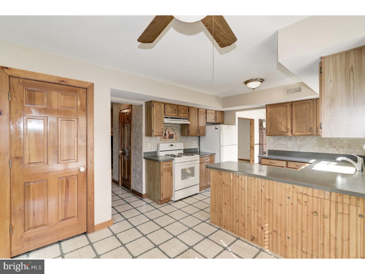 9 Crisfield Road Sicklerville, NJ 08081 - Photo 4 of 23 Gallery Image 4