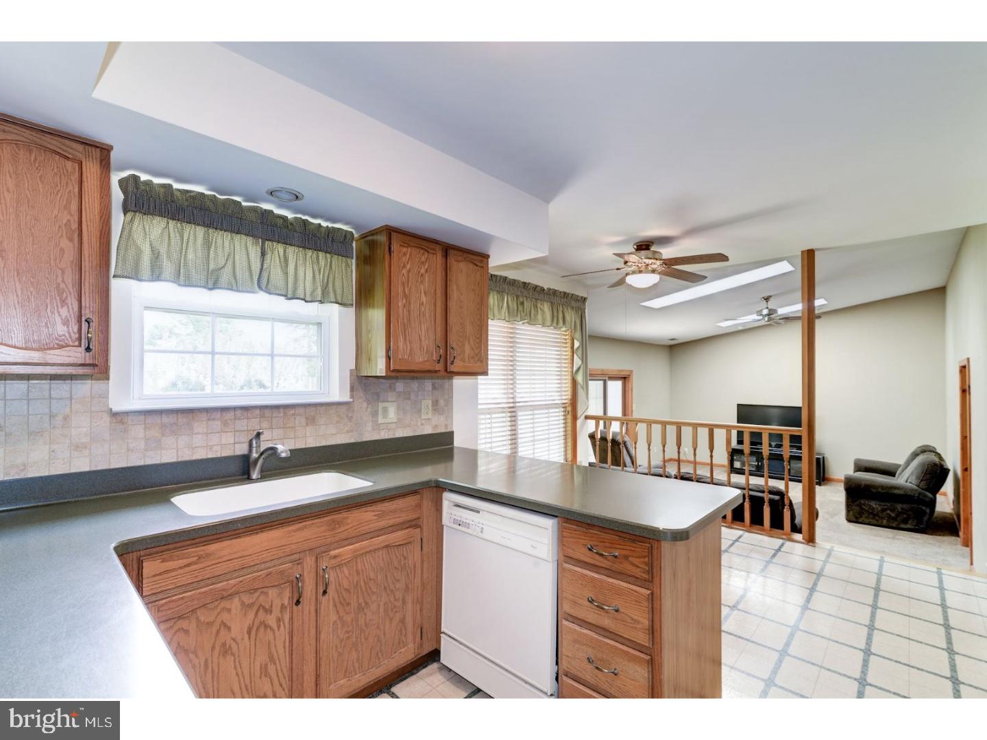 9 Crisfield Road Sicklerville, NJ 08081 - Photo 5 of 23 Gallery Image 5