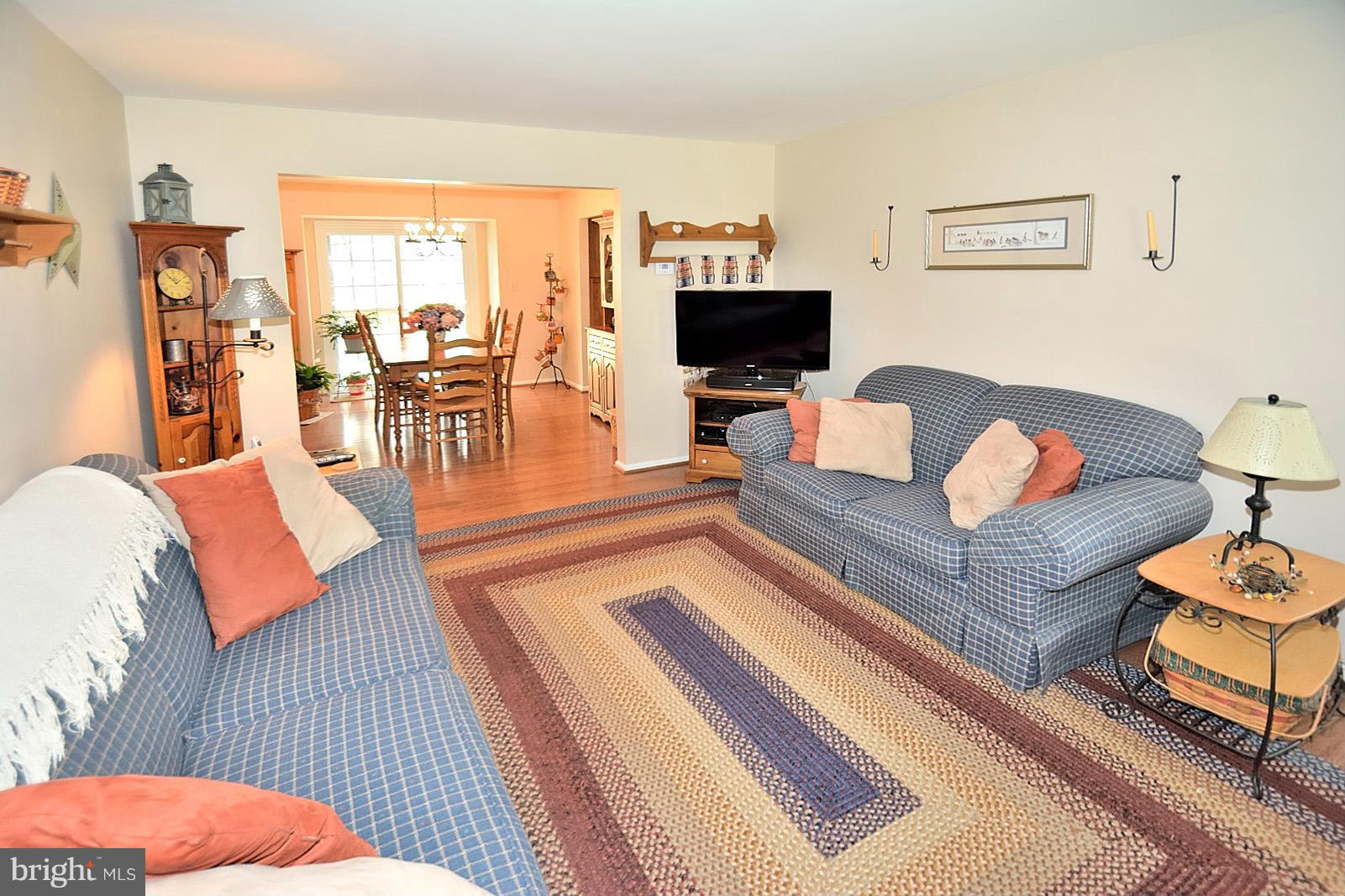 7929 Forest Path Way Springfield, VA 22153 - Photo 3 of 26 Living Room