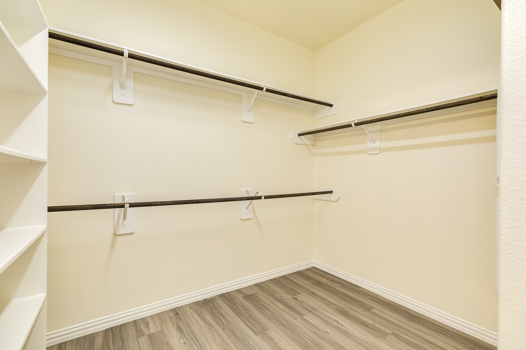 1301 Scarlet Mountain Drive Rosharon, TX 77583 - Photo 16 of 43 a view of a walk in closet