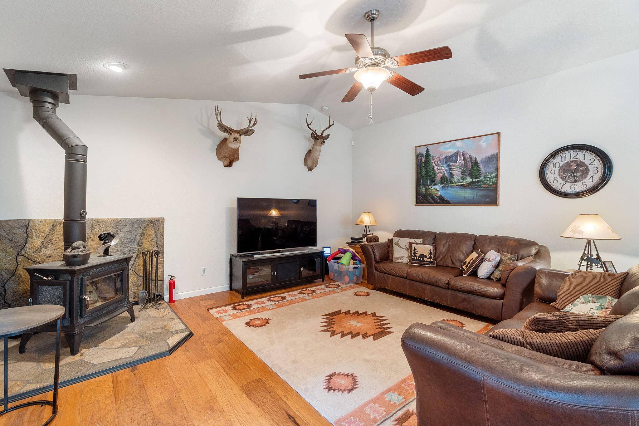 9477 Mountain Meadow Road Shingletown, CA 96088 - Photo 4 of 22 Livingroom 2