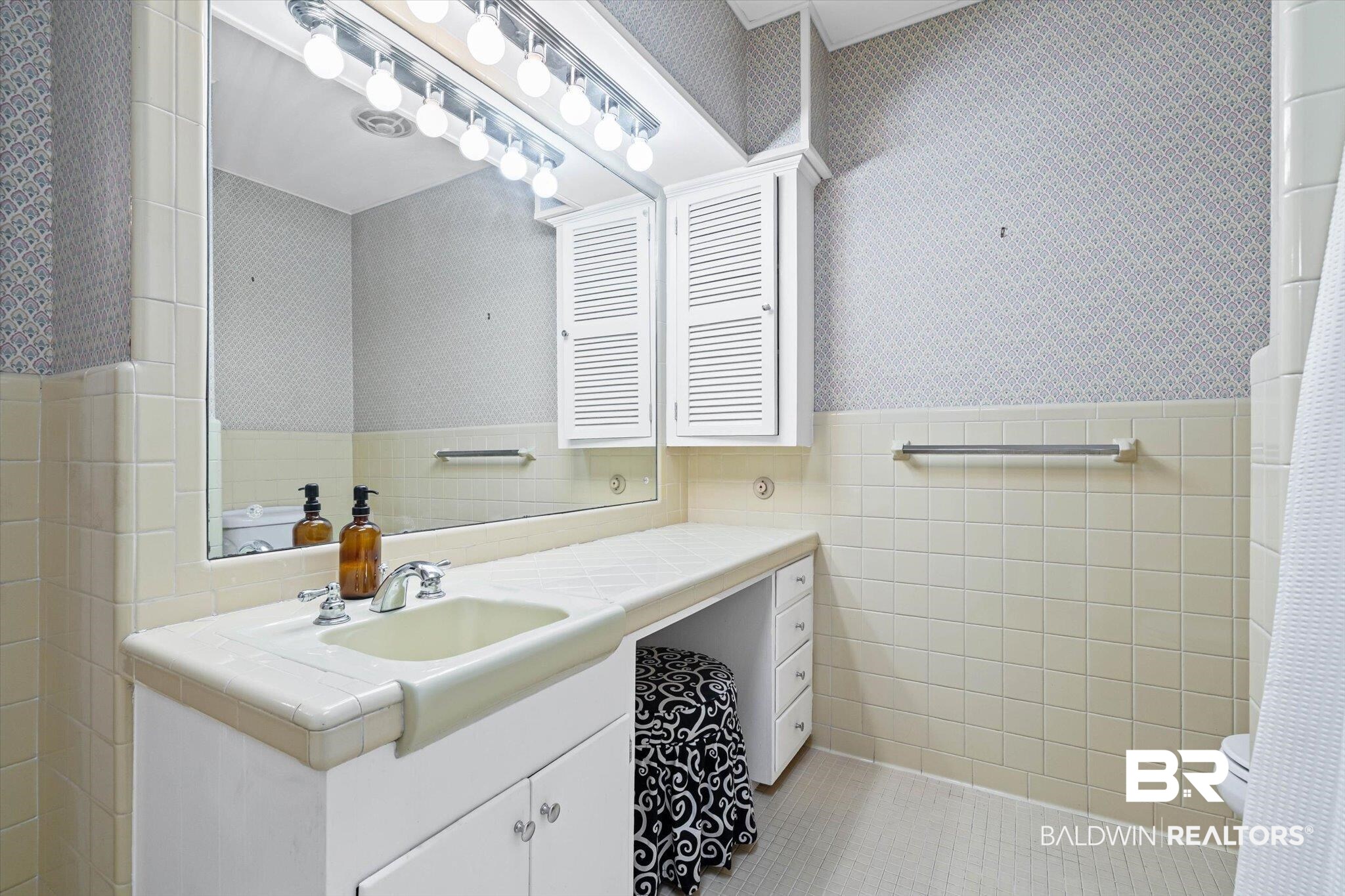 324 Hadrian Street Mobile, AL 36606 - Photo 19 of 33 Primary Bath