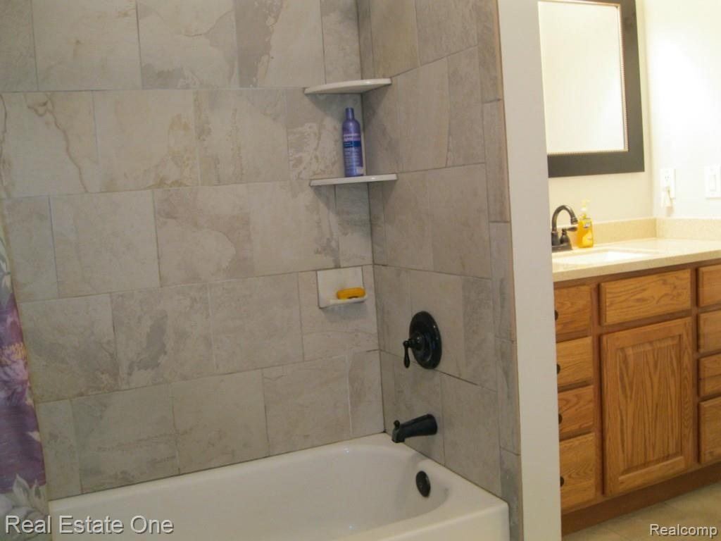 913 Vanderpool Avenue Troy, MI 48083 - Photo 8 of 31 New Bath 2015