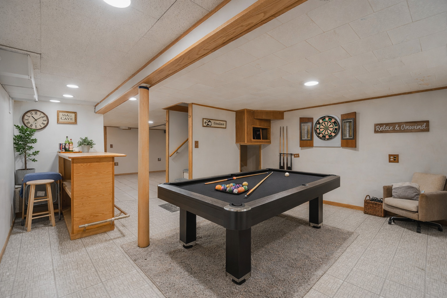 5250 South Nagle Avenue Chicago, IL 60638 - Photo 12 of 21 a room with furniture and a table with wooden floor