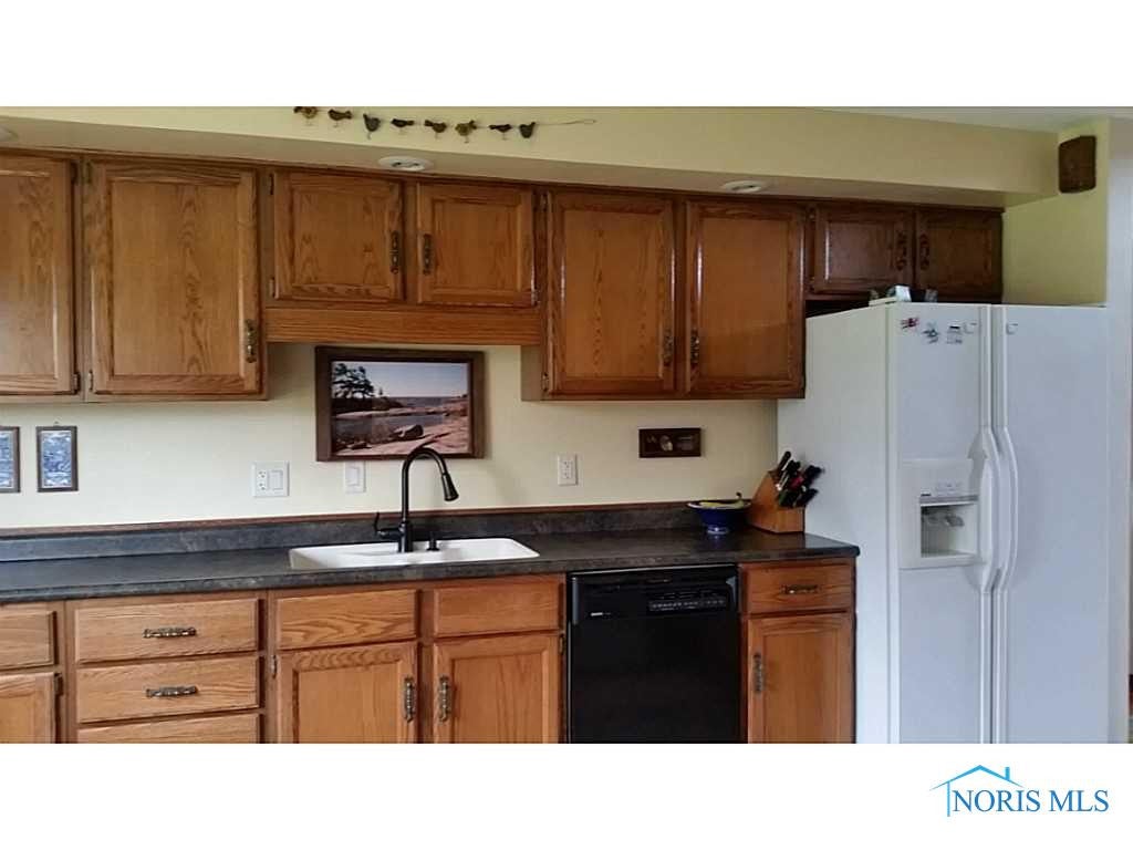 23290 Flory Road Defiance, OH 43512 - Photo 11 of 17 Kitchen.