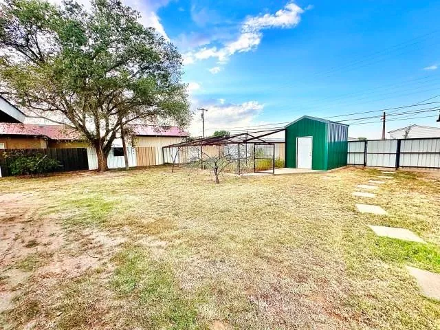 a view of a yard with a tree