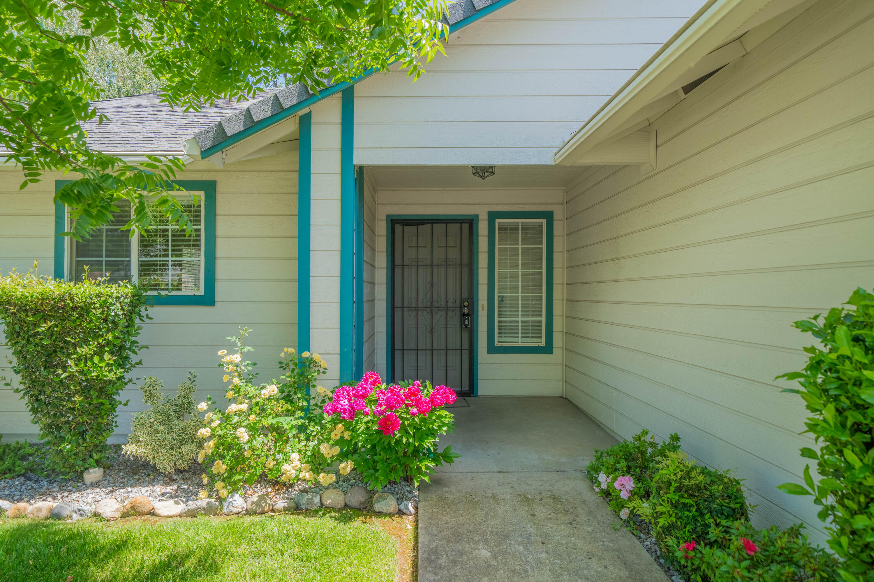 427 Yolla Bolly Trail Redding, CA 96003 - Photo 5 of 26 Yolla Bolly 4