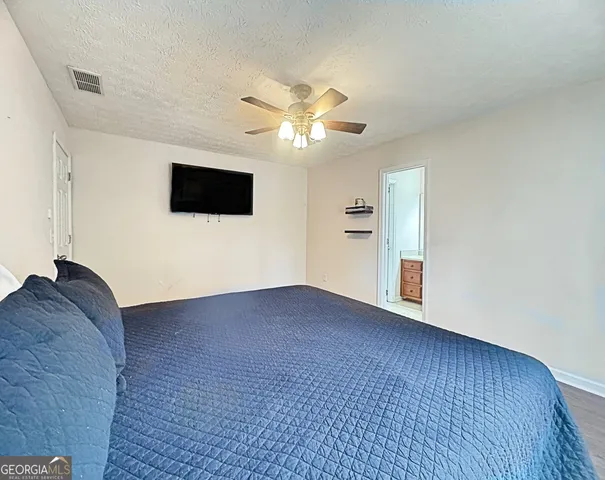 a view of livingroom with furniture