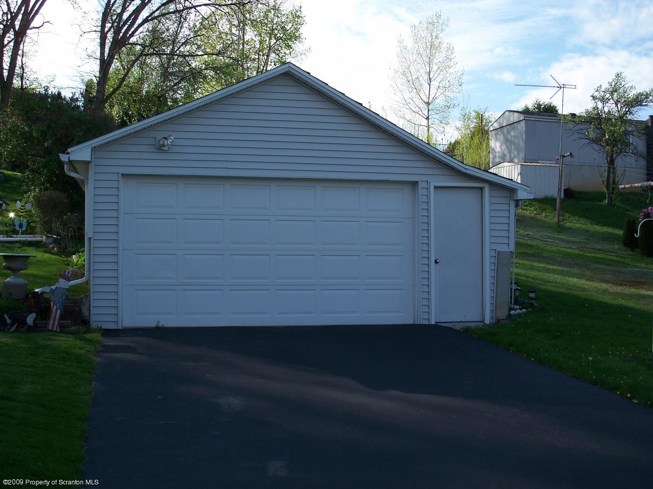 1004 Ridge Street Throop, PA 18447 - Photo 2 of 9 Gallery Image 2