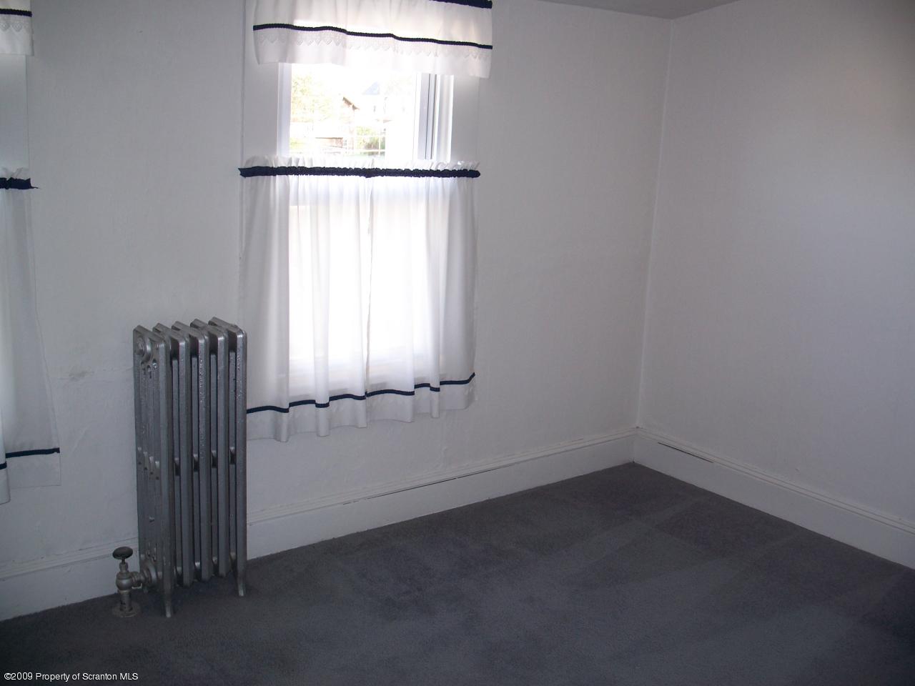 1004 Ridge Street Throop, PA 18447 - Photo 6 of 9 Gallery Image 6