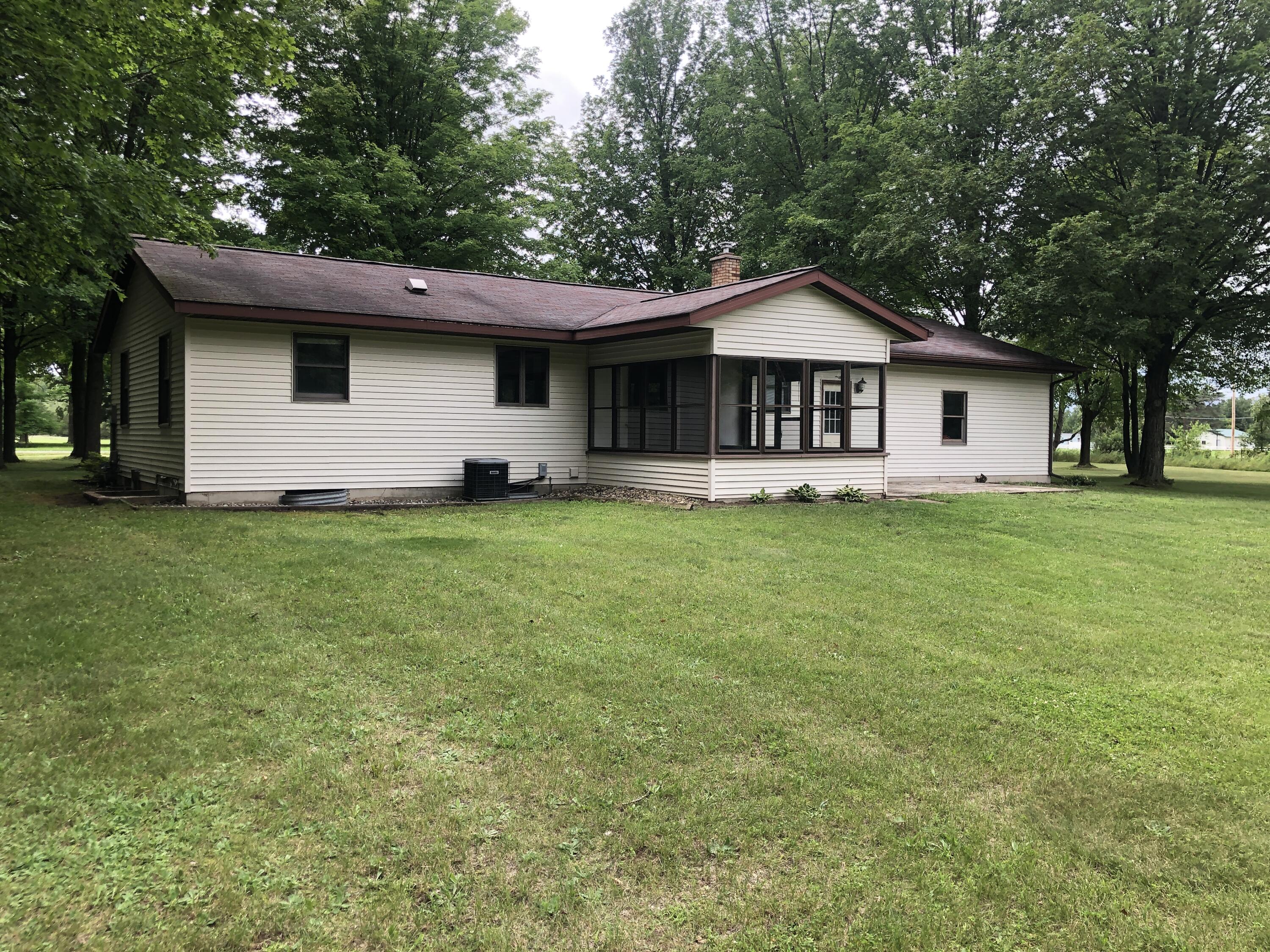 6210 Whites Bridge Road Belding, MI 48809 - Photo 5 of 30 IMG_0094
