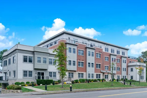 $3,800 | 321 Hammond Pond Parkway, Unit 105, Brookline, MA 02467