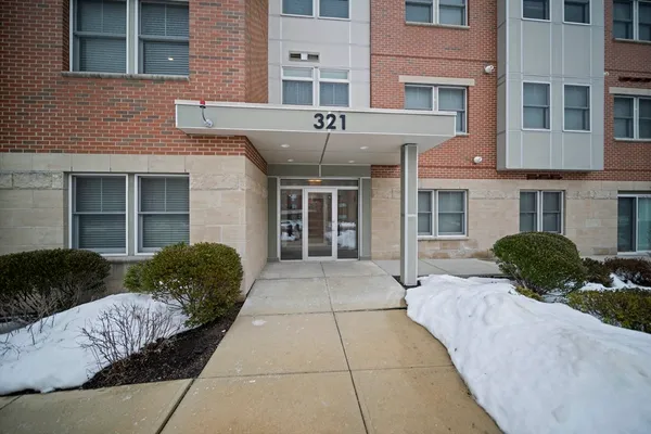 $3,800 | 321 Hammond Pond Parkway, Unit 105, Brookline, MA 02467