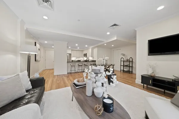 $3,800 | 321 Hammond Pond Parkway, Unit 105, Brookline, MA 02467