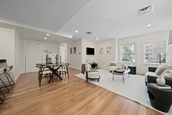 $3,800 | 321 Hammond Pond Parkway, Unit 105, Brookline, MA 02467