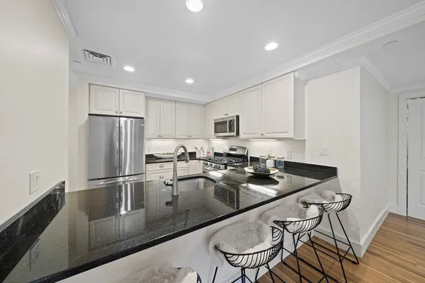 $3,800 | 321 Hammond Pond Parkway, Unit 105, Brookline, MA 02467