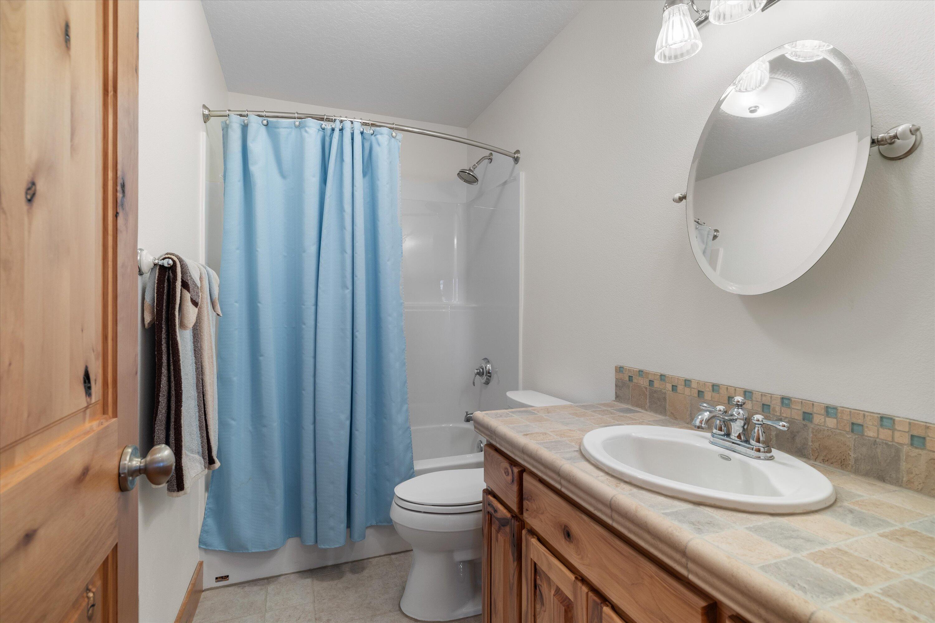 5585 Southwest Rim Road Terrebonne, OR 97760 - Photo 22 of 48 Guest Bathroom