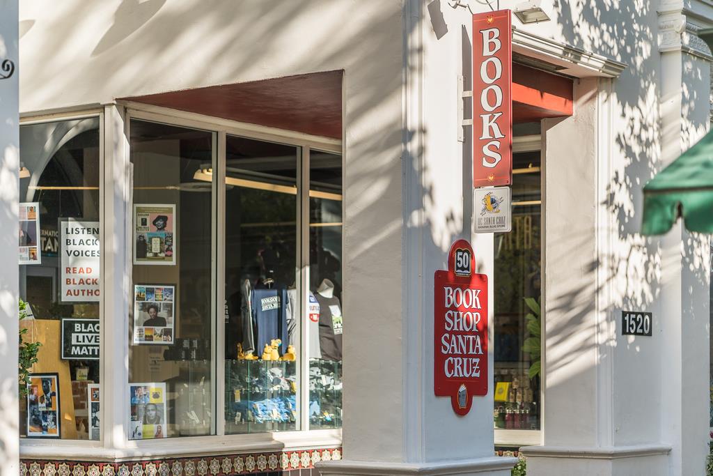 918 3rd Street, Unit A Santa Cruz, CA 95060 - Photo 41 of 43 a street sign on a street corner