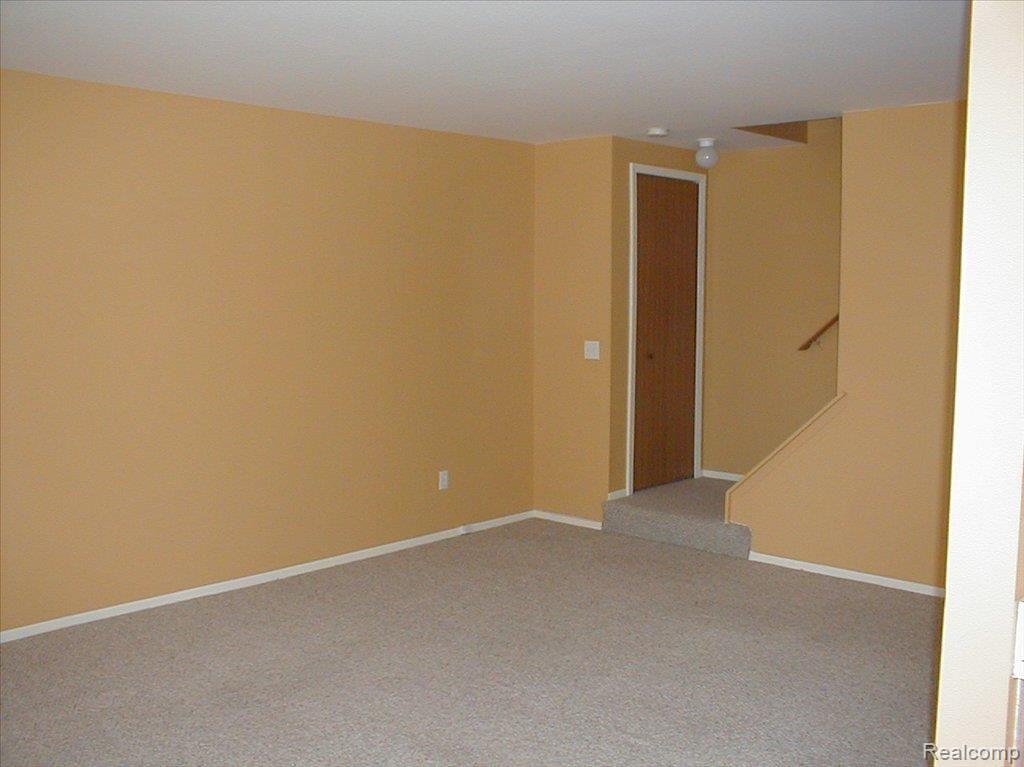 80 Pine Tree Ridge, Unit 30 Waterford, MI 48327 - Photo 3 of 10 P1010010
