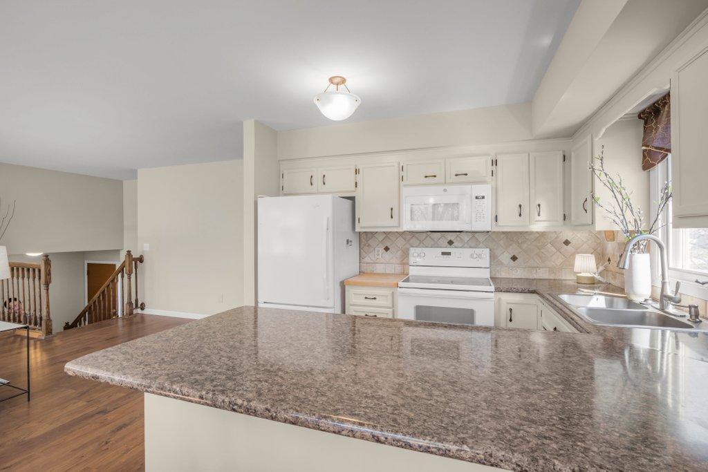 6677 Countryside Drive Eden Prairie, MN 55346 - Photo 7 of 36