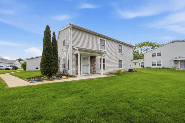 $197,900 | 1331 North Glen Circle, Unit D, Aurora, IL 60506