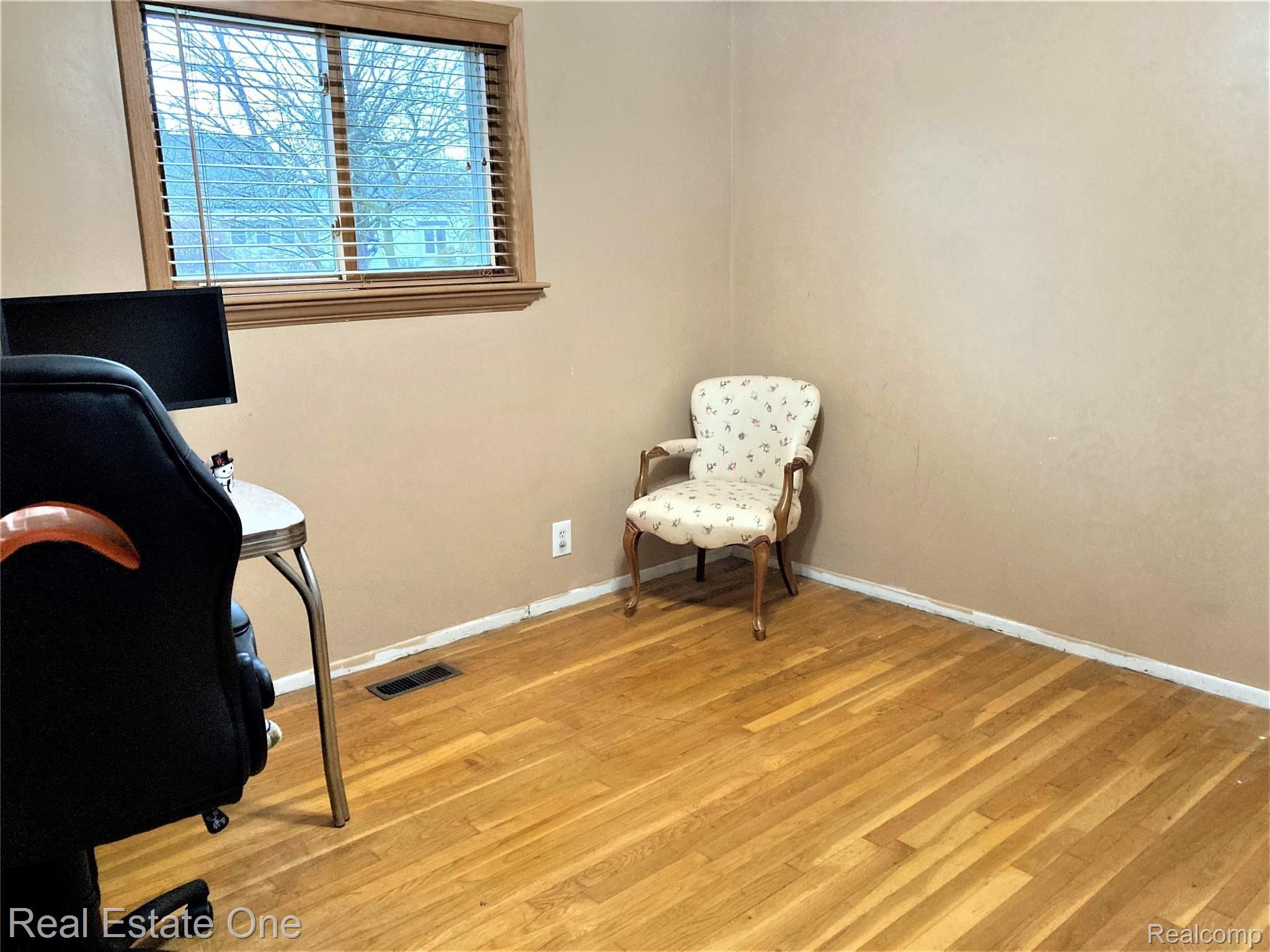 2453 Gerald Avenue Rochester, MI 48307 - Photo 10 of 14 IMG_1003 (2).jpg