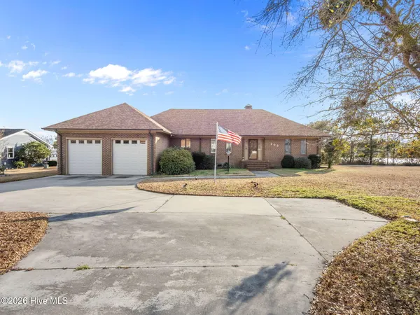 $1,299,000 | 200 Pelican Drive, Newport, NC 28570