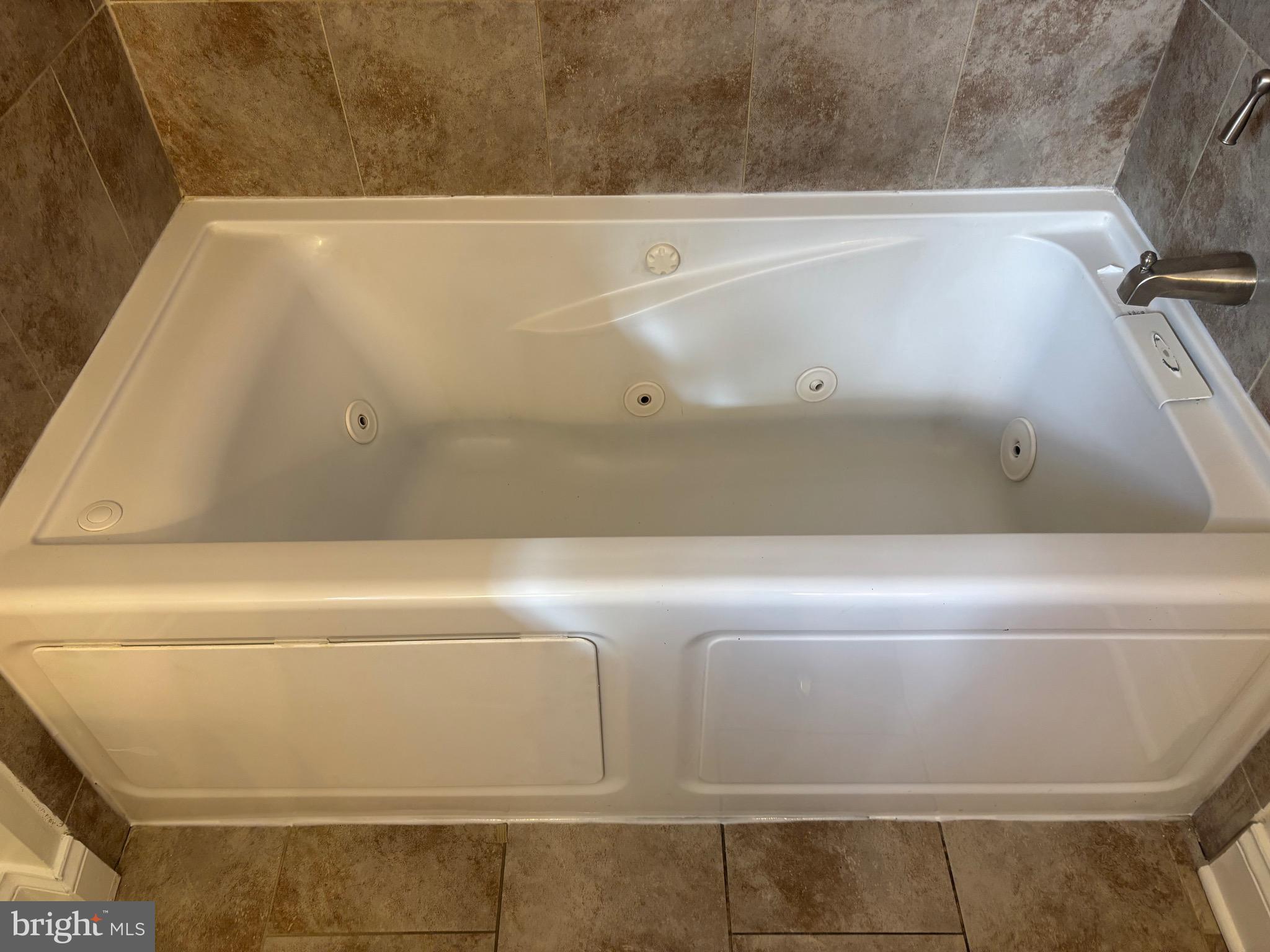 912 Marksworth Road Catonsville, MD 21228 - Photo 19 of 30 Master bathroom jacuzzi