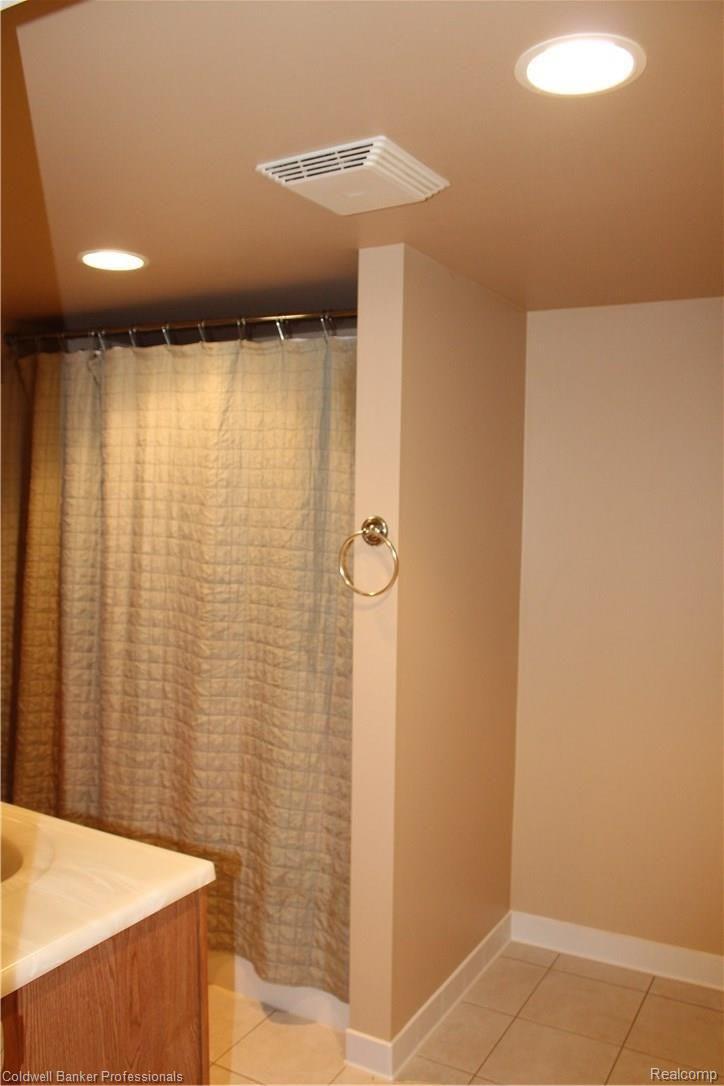 2330 Oklahoma Court Rochester, MI 48309 - Photo 25 of 28 Full bath in lower level