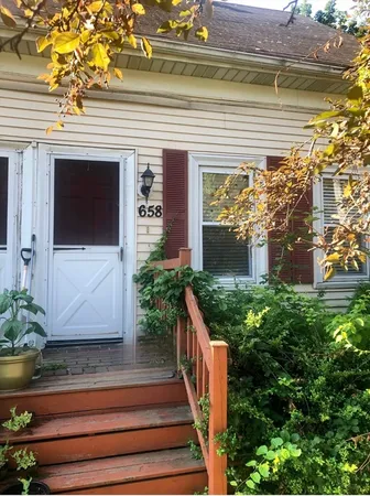 $1,800 | 658 Old West Central Street, Franklin, MA 02038