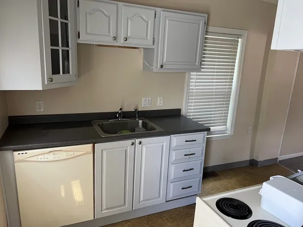 $1,800 | 658 Old West Central Street, Franklin, MA 02038