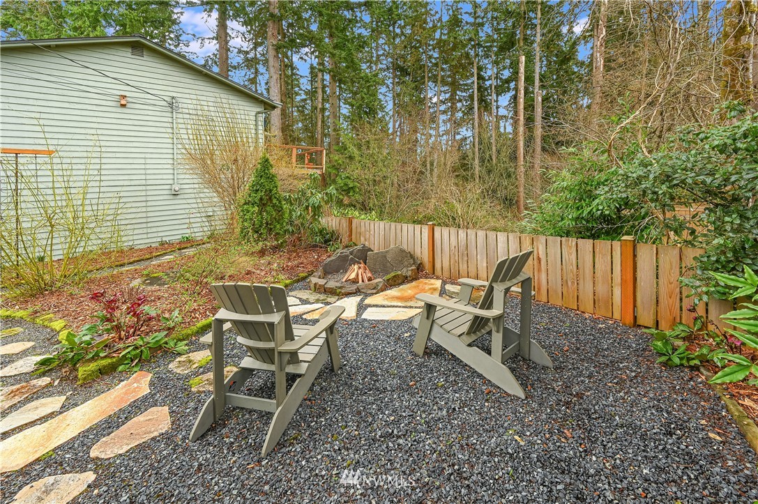 116 East Jonathan Road Bothell, WA 98012 - Photo 20 of 27 a view of a chairs and table in backyard
