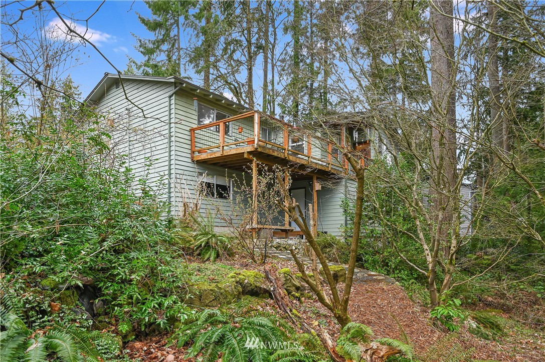 116 East Jonathan Road Bothell, WA 98012 - Photo 22 of 27 front view of a house with a small yard