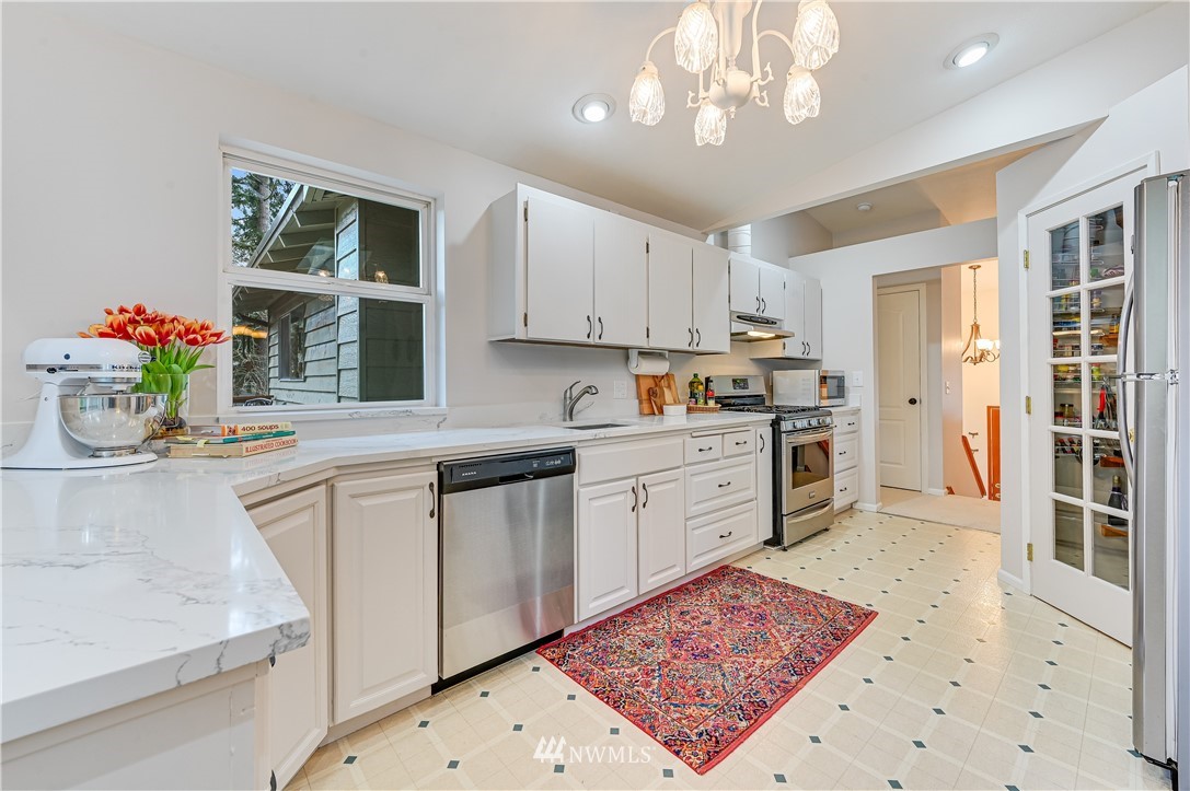 116 East Jonathan Road Bothell, WA 98012 - Photo 8 of 27 a kitchen with stainless steel appliances granite countertop a sink stove and cabinets