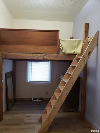 a view of entryway and kitchen