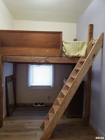 a view of entryway and kitchen