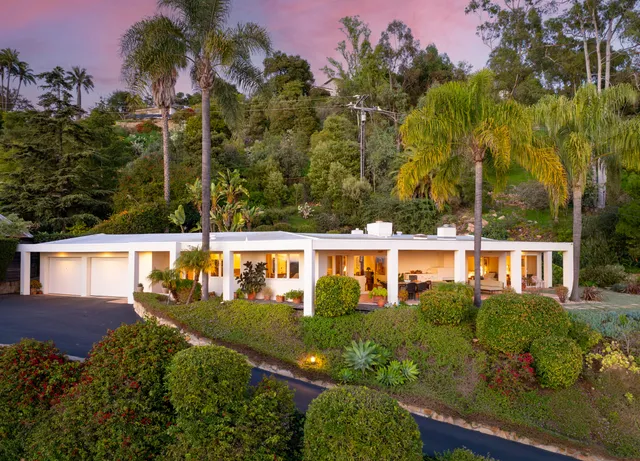 a view of an outdoor space