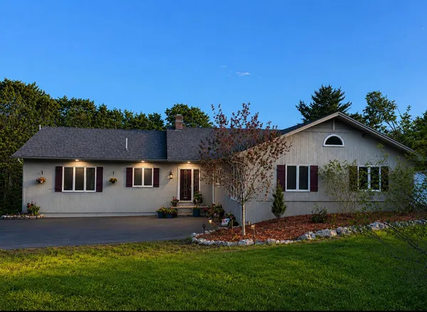 $620,000 | 28 Oakledge Hills Road, Raymond, ME 04071